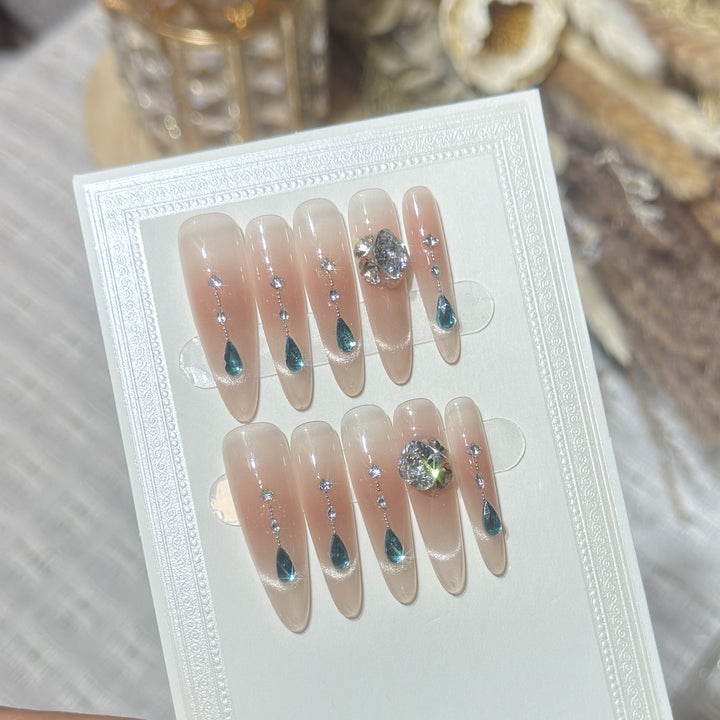 Dekorativer Press-on-Nagelset mit Edelsteinakzenten