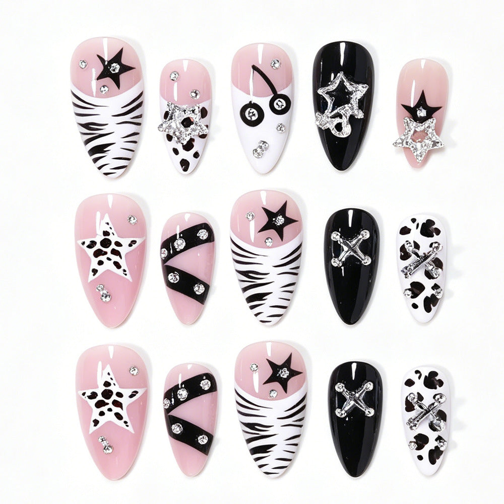 Dekorative Press-On Nagelkunst Tipps mit einzigartigen Akzenten Karnz