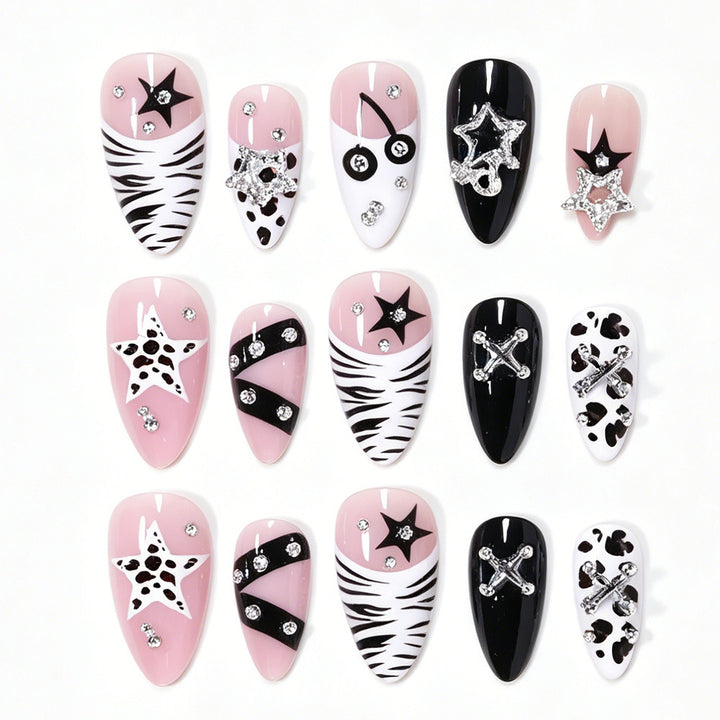 Dekorative Press-On Nagelkunst Tipps mit einzigartigen Akzenten Karnz