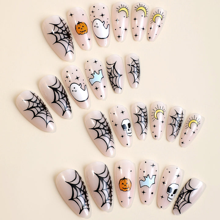 Kreatives Halloween Kunstnagelset mit Spinnen- und Geisterdesign Karnz