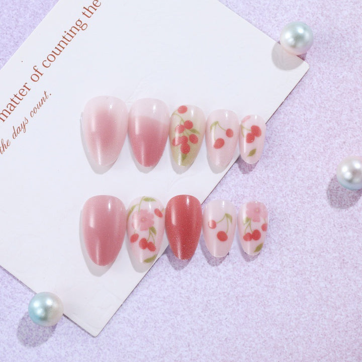 Kreatives Kunstnagelset mit Kirsch-Design Karnz