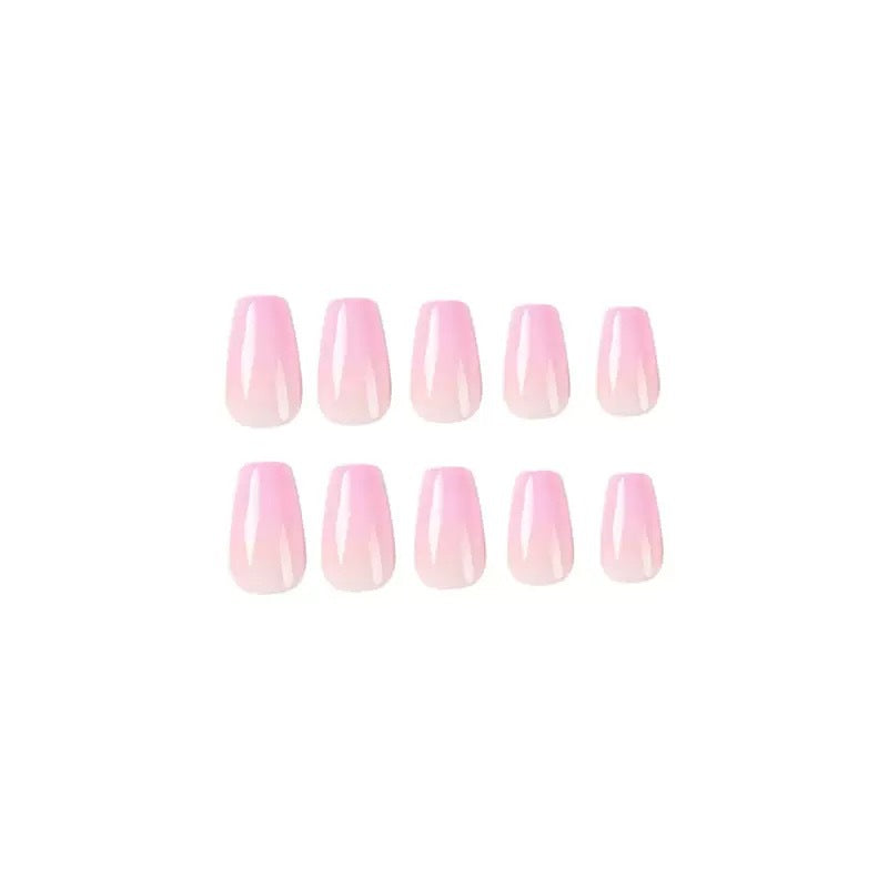 Kunstnagelset mit eleganten Farbverlauf und modernem Design Karnz