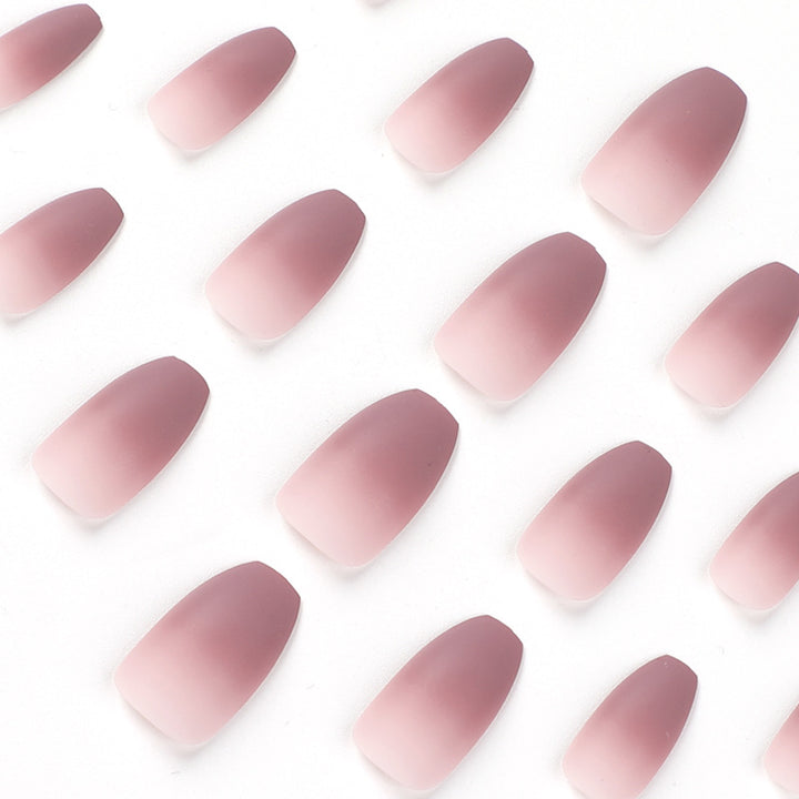 Kunstvolle Nagelverlängerungen mit mattem Ombre-Effekt Karnz