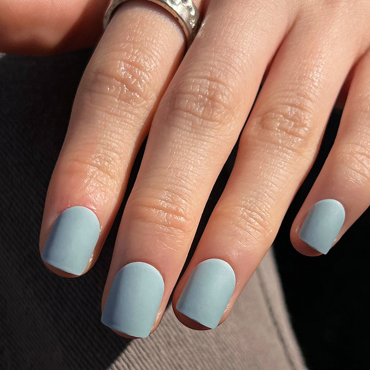 Künstliche Nagelkunst mit mattem Finish Karnz