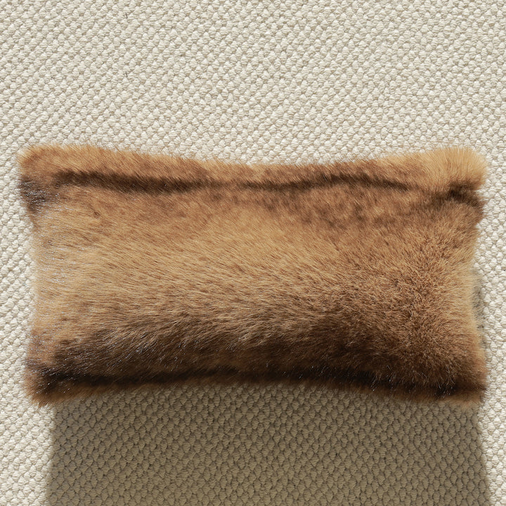 Luxuriöses Dekokissen aus Kunstfell