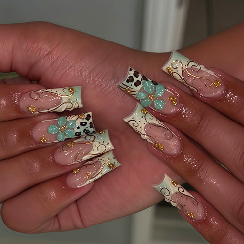 Dekoratives Langes Press-On Nageldesign Karnz