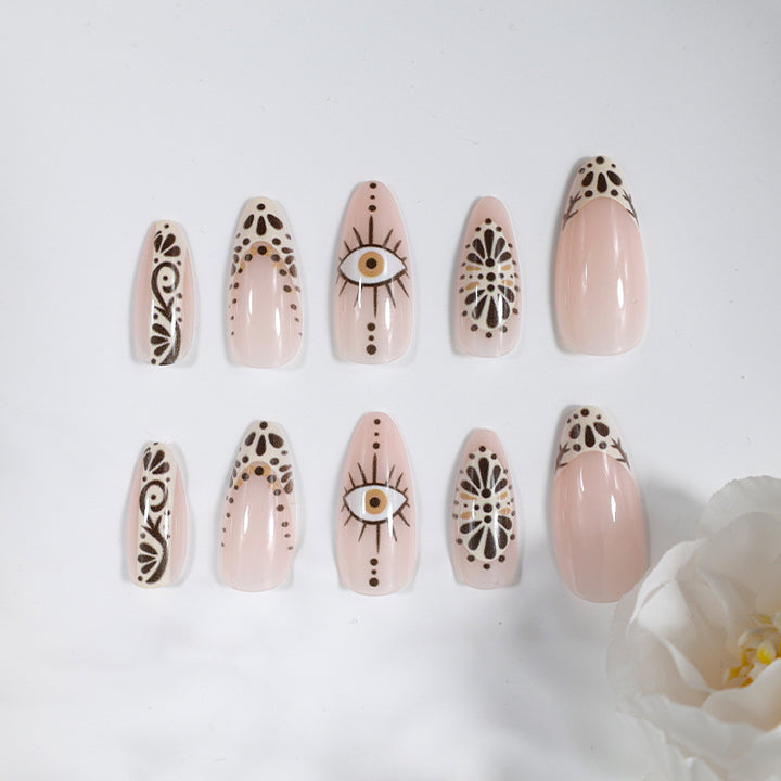 Kunstnagelset mit kreativen und stilvollen Verzierungen Karnz