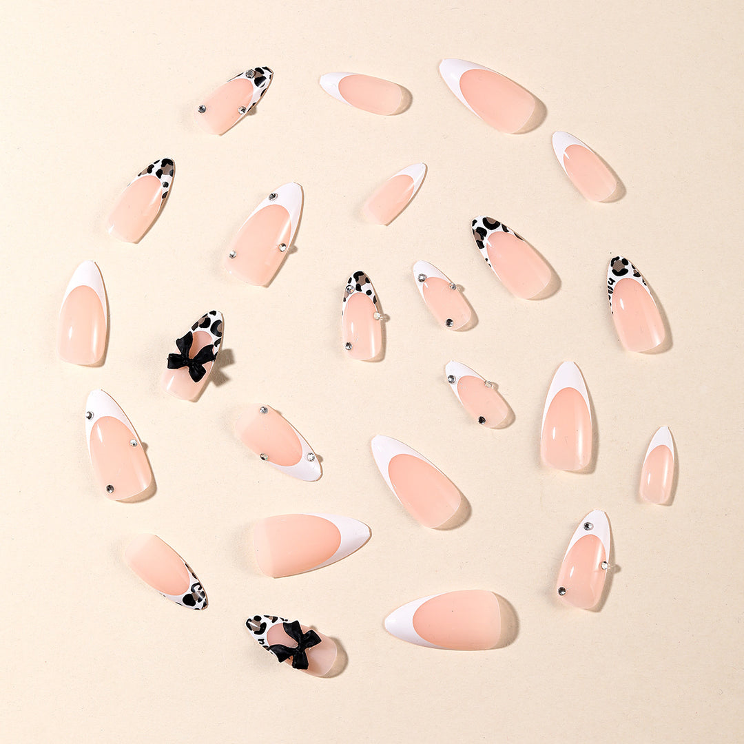 Elegante Stiletto Nagelkunstverlängerungen mit dekorativen Schleifen Karnz