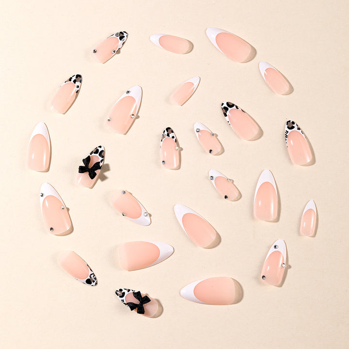 Elegante Stiletto Nagelkunstverlängerungen mit dekorativen Schleifen Karnz