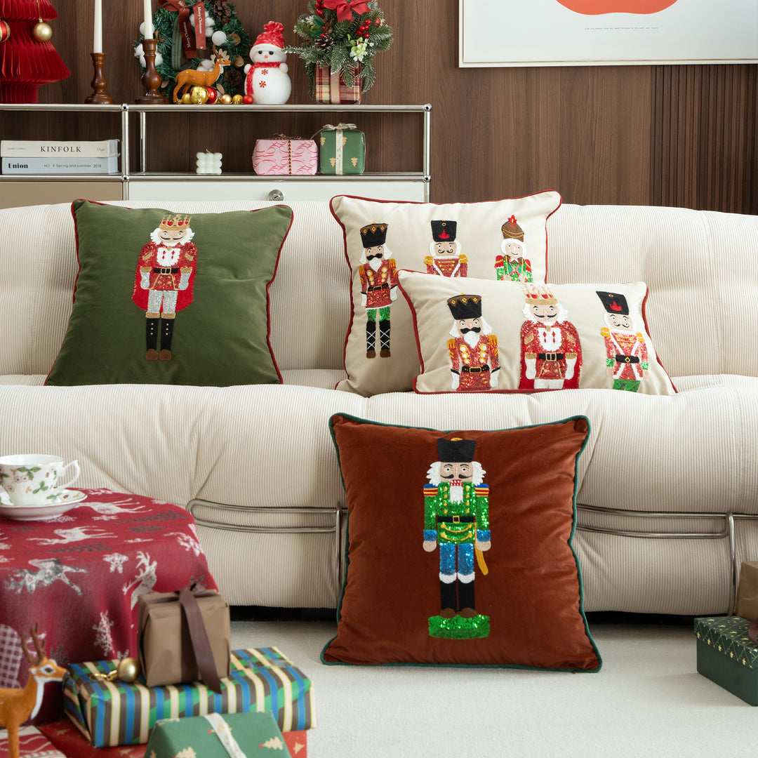 Weihnachtliches Dekokissen mit Nussknacker-Stickerei und Paspelrand