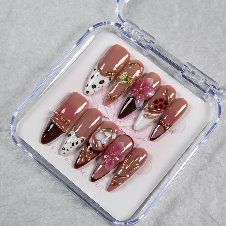 Künstlerisches Press-On-Nagelset mit floralem Schmuck