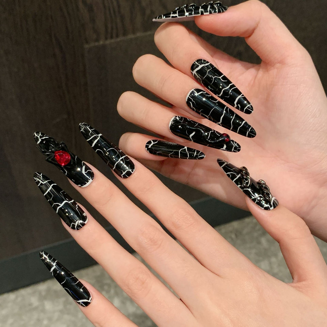 Künstlerisches Druck-Nagelset mit modernem schwarzem Marmor-Design