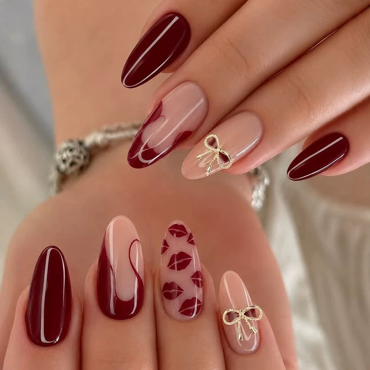 Kunstnagelset mit eleganten Lippenmotiven und Schleifenverzierungen Karnz