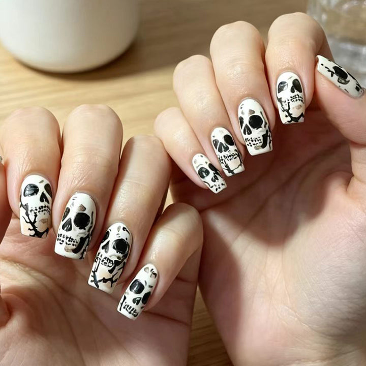Kreative Kunstnägel mit Detailverliebt Gestaltetem Totenkopf-Design Karnz
