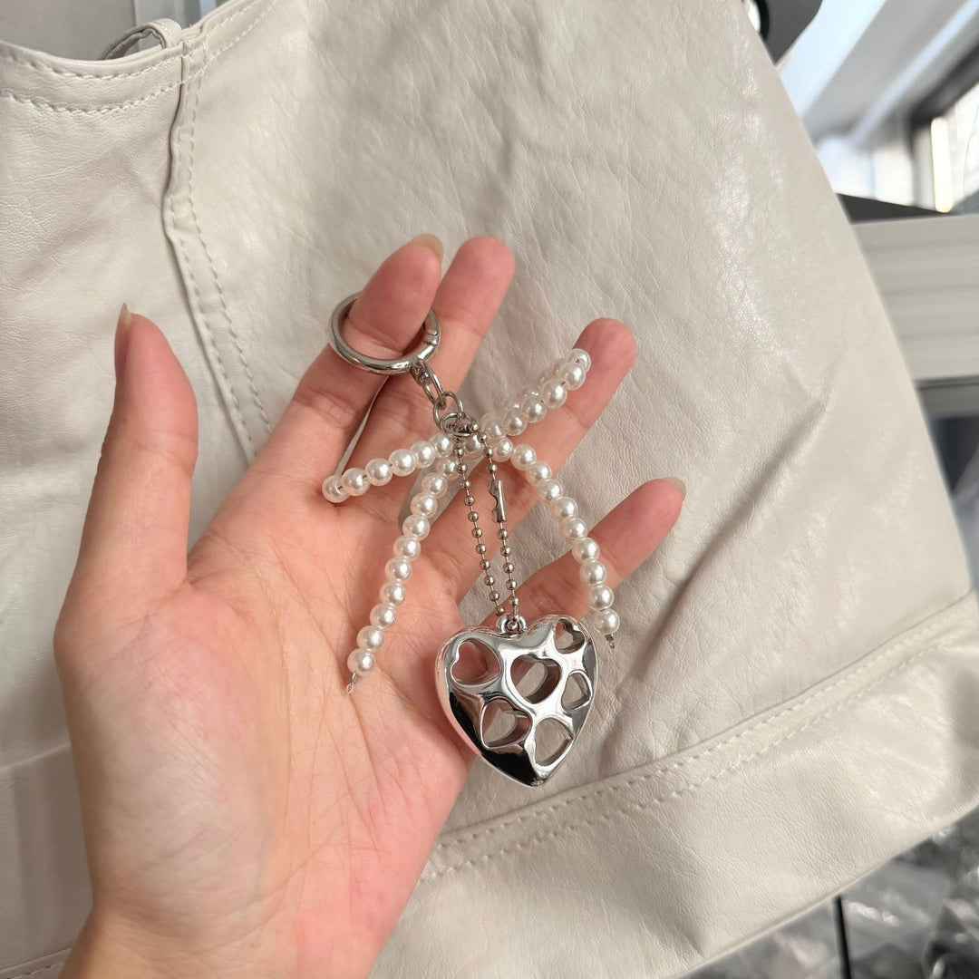 Herzförmiger Charm-Schlüsselanhänger mit Perlen-Schleife Karnz