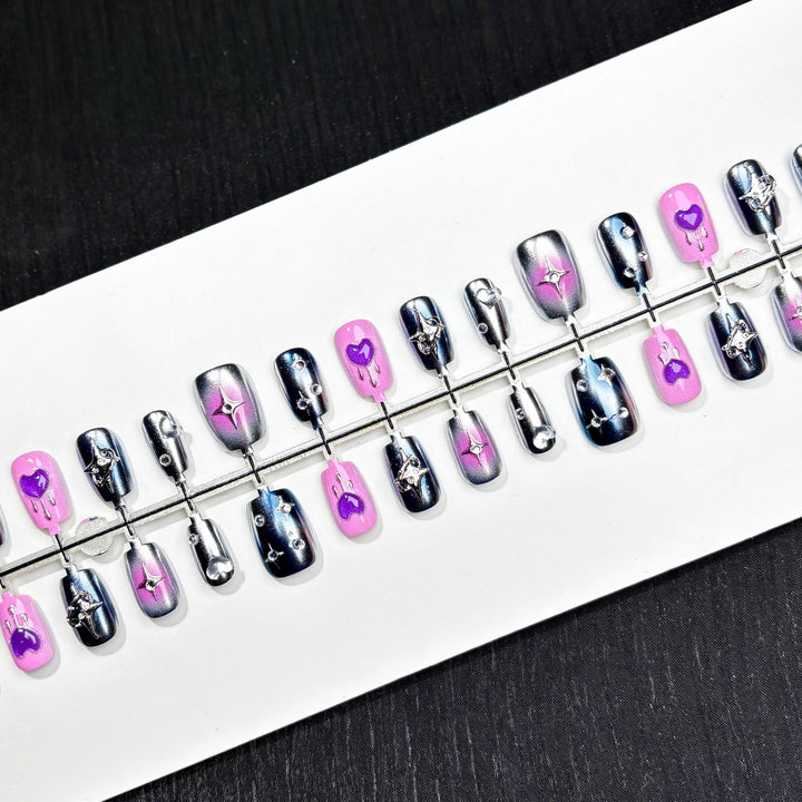 Dekoratives Press-On Nagelkunst Set mit Herz- und Stern-Designs