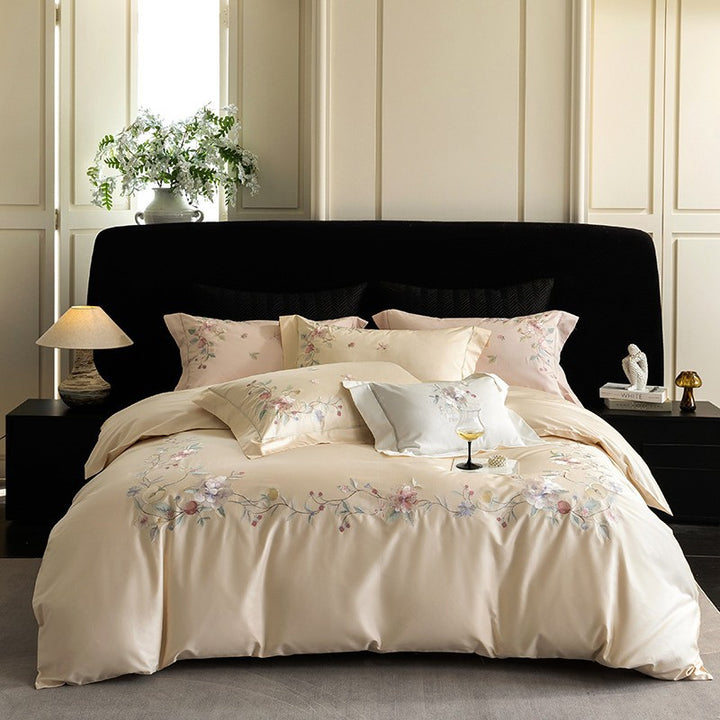 Luxuriöses besticktes Satin-Bettwäsche-Set mit floralem Eckmotiv und Kontrastpaspel