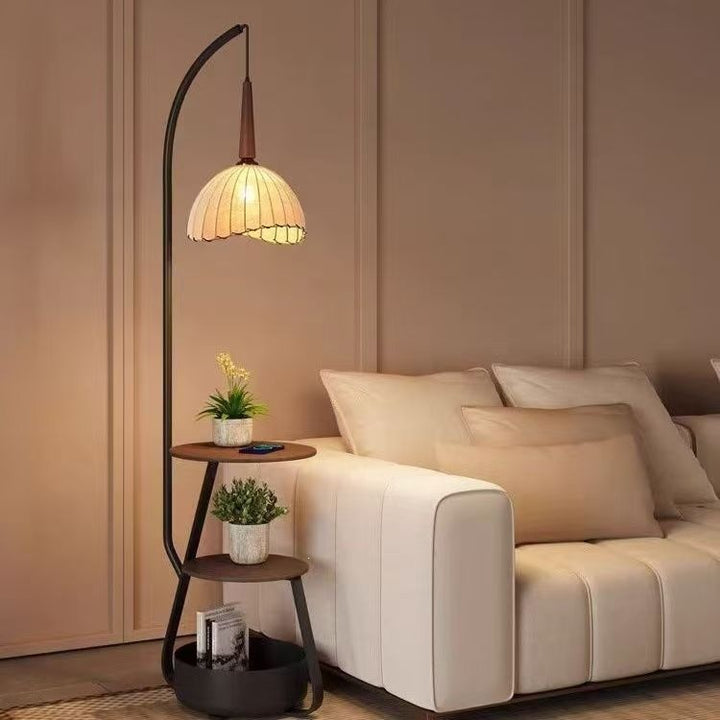 Moderne Stehlampe mit integriertem Pflanzenständer