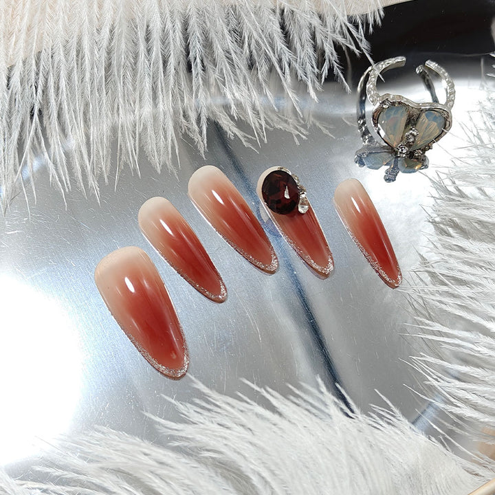 Glitzernde Kunstnägel mit Elegantem Spitzen-Design und Kristallverzierung Karnz