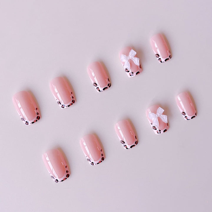 Kunstnagelset mit glamourösen 3D-Blütenverzierungen Karnz