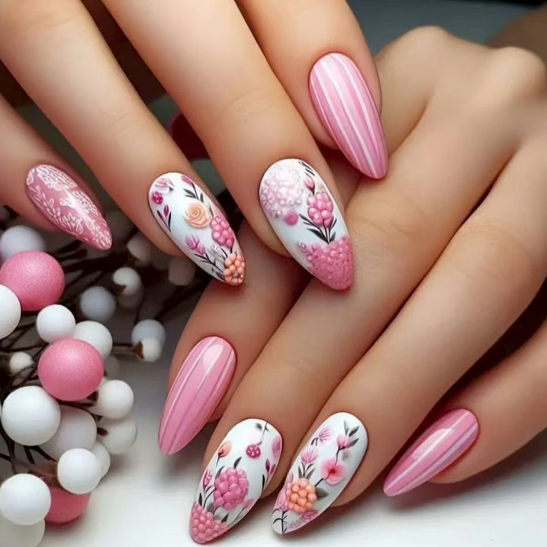 Kunstnagelset mit detaillierten floralen Designs Karnz