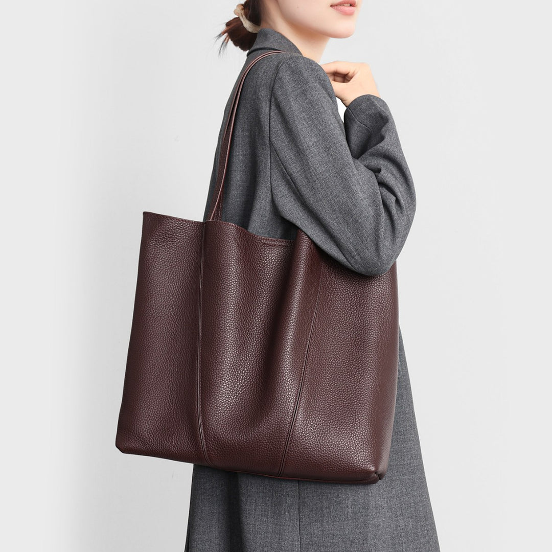 Oversized gepunktete Leder-Slouch-Tasche mit langen Schulterriemen