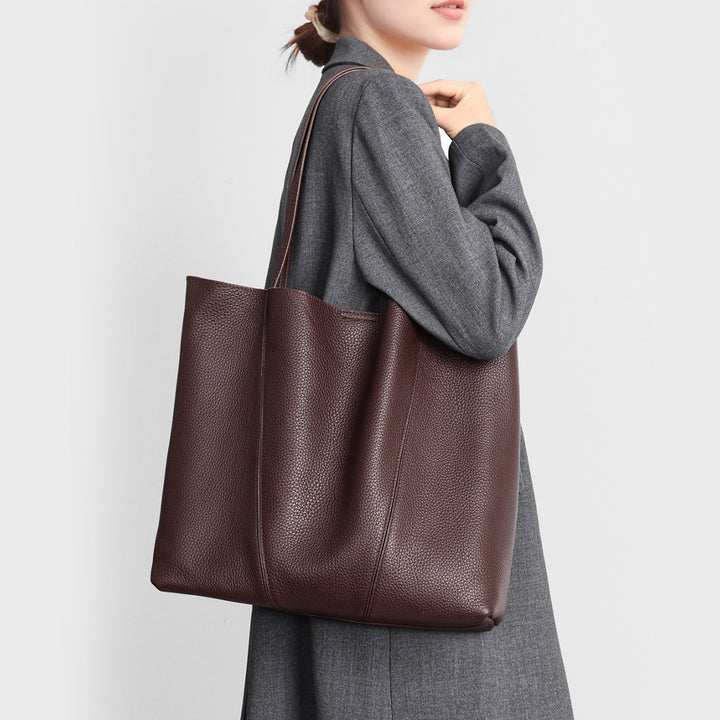 Oversized gepunktete Leder-Slouch-Tasche mit langen Schulterriemen