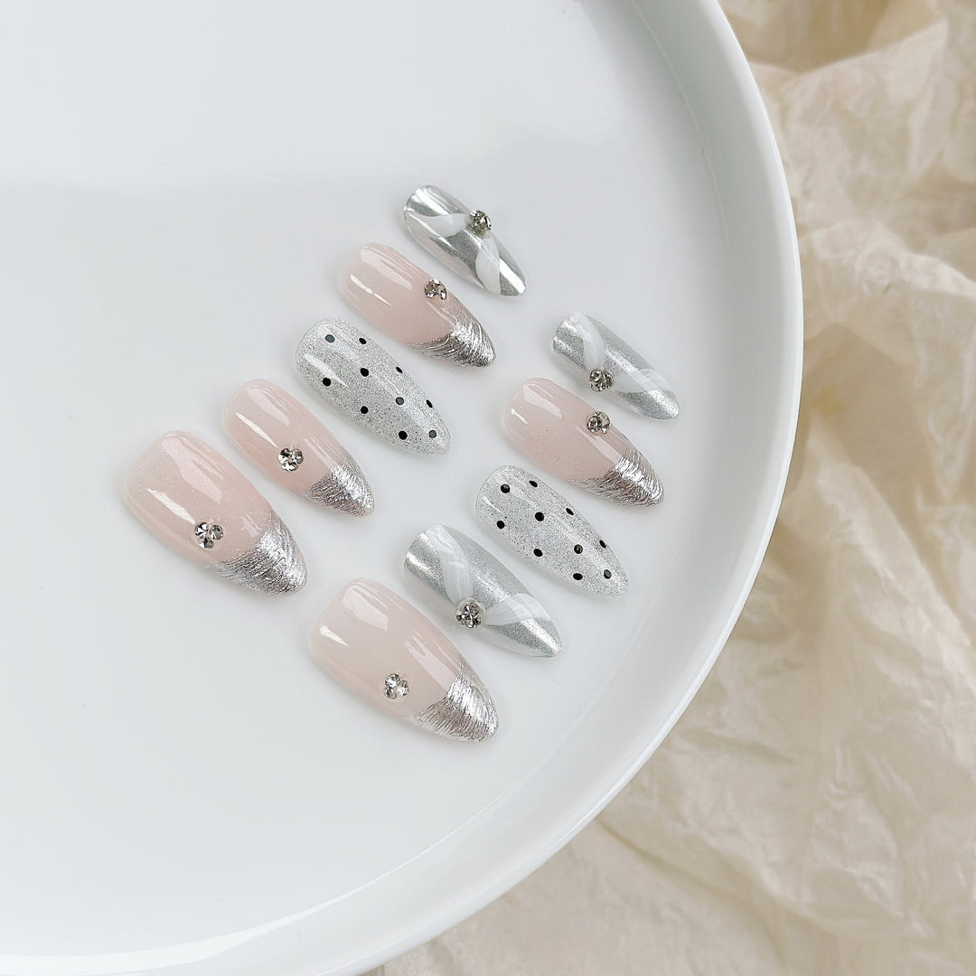 Dekoratives Press-On Nagelkunstset mit Silber- und Punkte-Designs