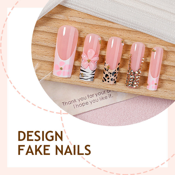 Glamouröse Kunstnagelset mit floralen und tierischen Designs Karnz