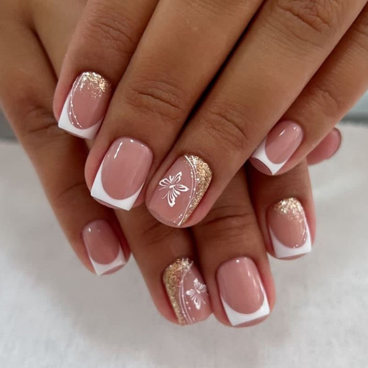 Elegante Nagelverlängerungen mit Glitzer und Blumen-Motiven Karnz