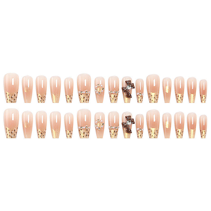 Kunstnagelset mit eleganten Applikationen Karnz