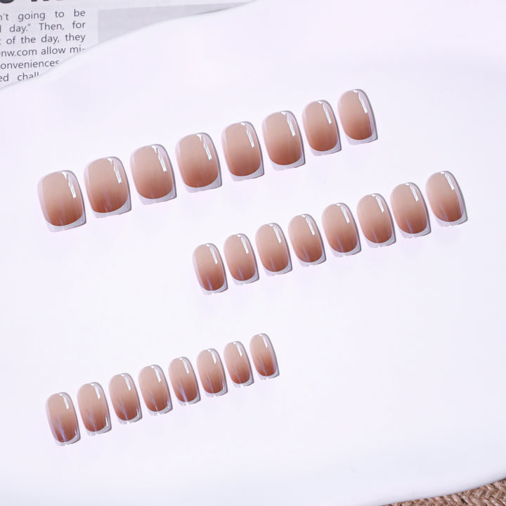 Kunstvolle Maniküre mit elegantem French-Tip Karnz