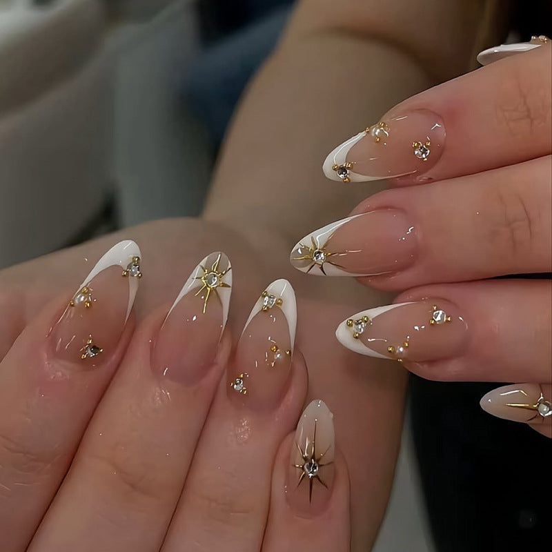Glamouröse Nagelkunst mit Strass und Goldakzenten Karnz