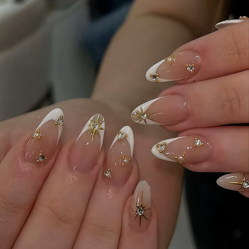 Glamouröse Nagelkunst mit Strass und Goldakzenten Karnz