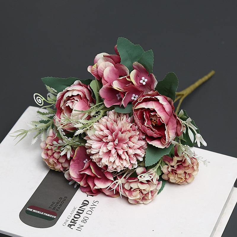 Luxuriöser Faux-Blumenstrauß