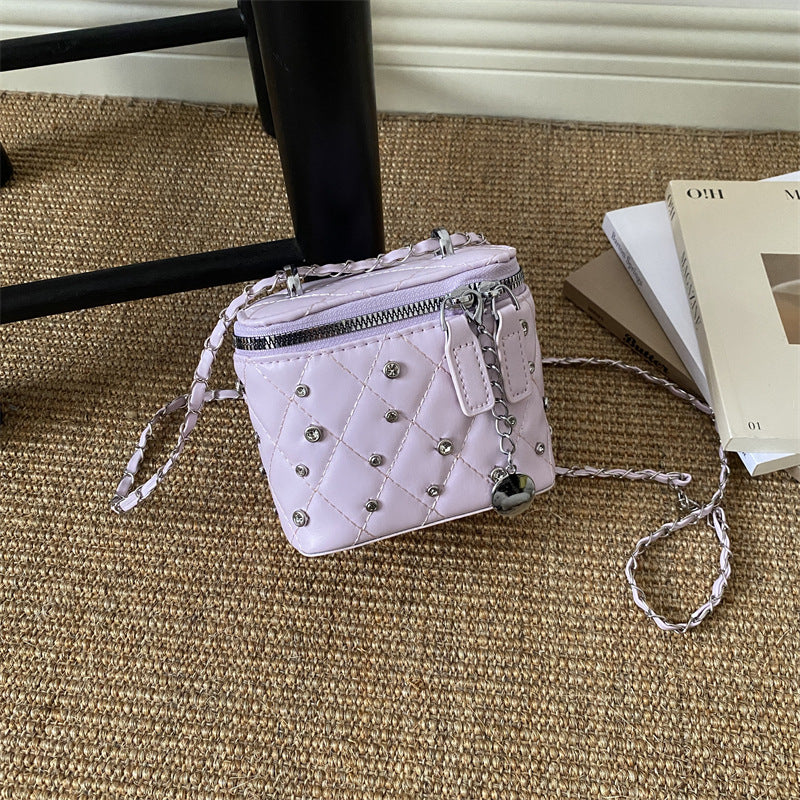 Gepufferte Mini-Handtasche mit Kettendetail