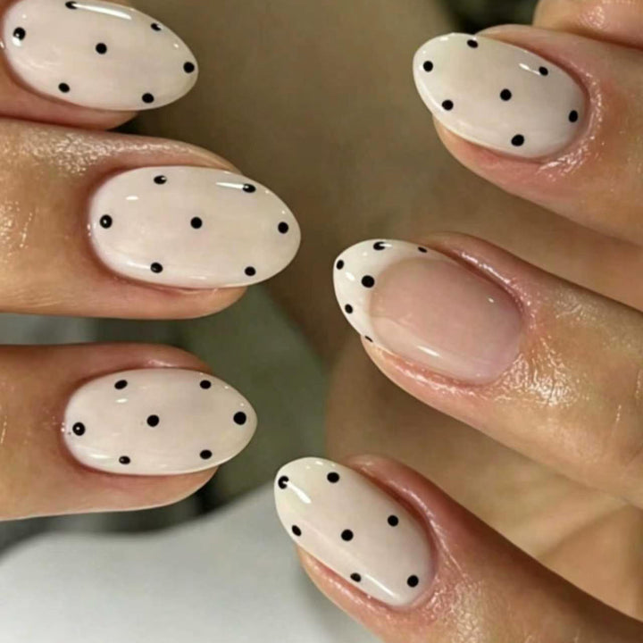 Elegante gepunktete Nagelkunst-Verzierungen Karnz