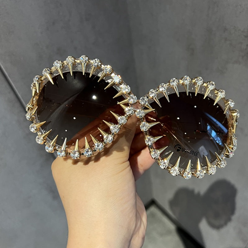 Damen stilvolle Oversize-Sonnenbrille mit auffälligem Nieten-Design Karnz