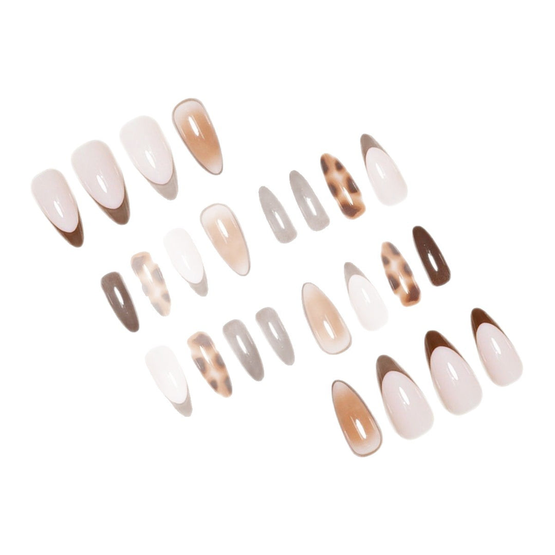 Künstlerisches Stiletto Press-On Nagelset mit modernem Design Karnz