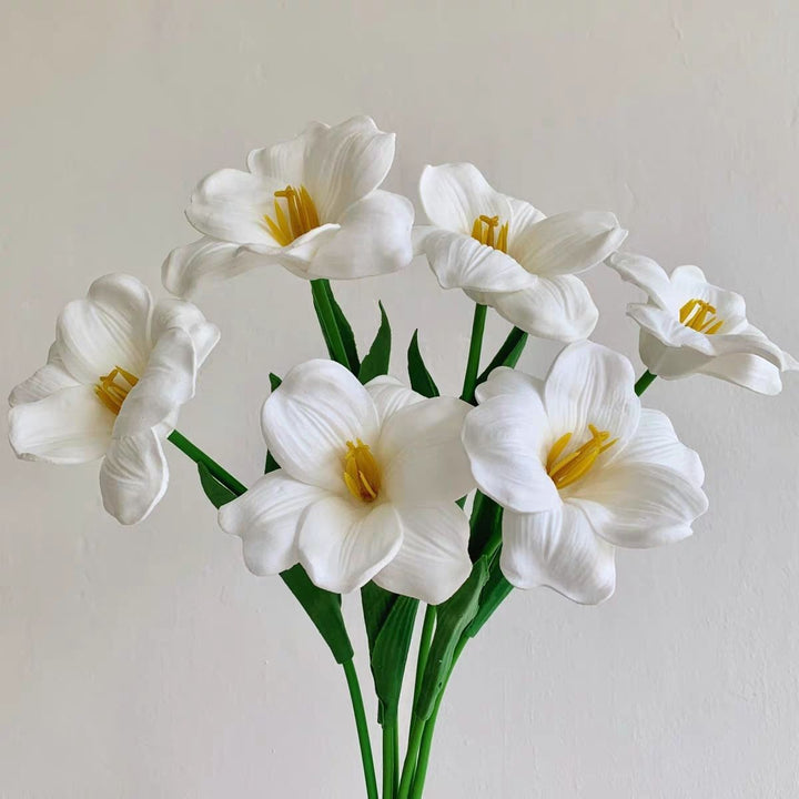 Lebensechte dekorative Blumenarrangement