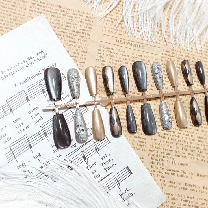 Glamouröse Kunstnägel Im Eleganten Metallic-Look Karnz