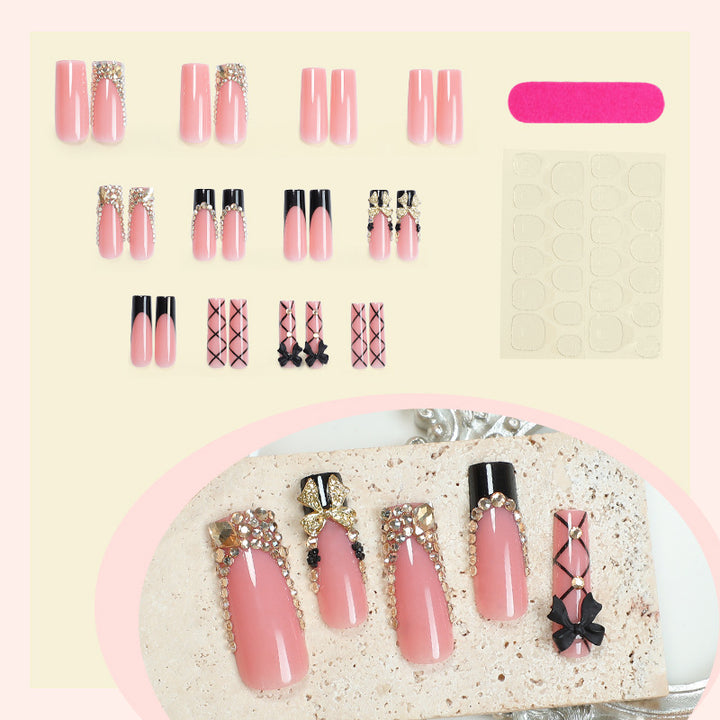 Kunstnagel-Set mit glamourösen Verzierungen und eleganten Akzenten Karnz