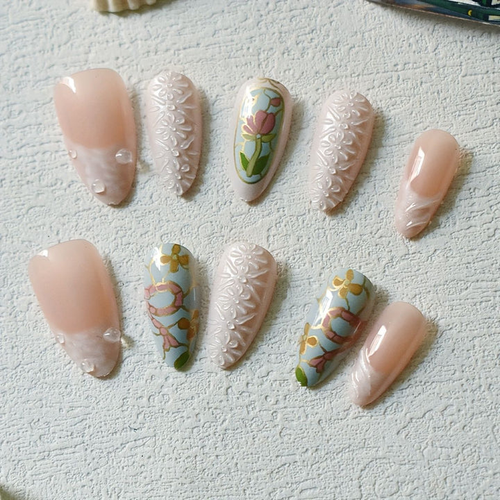 Künstlerisches florales und Edelstein Press-On Nagelset Karnz
