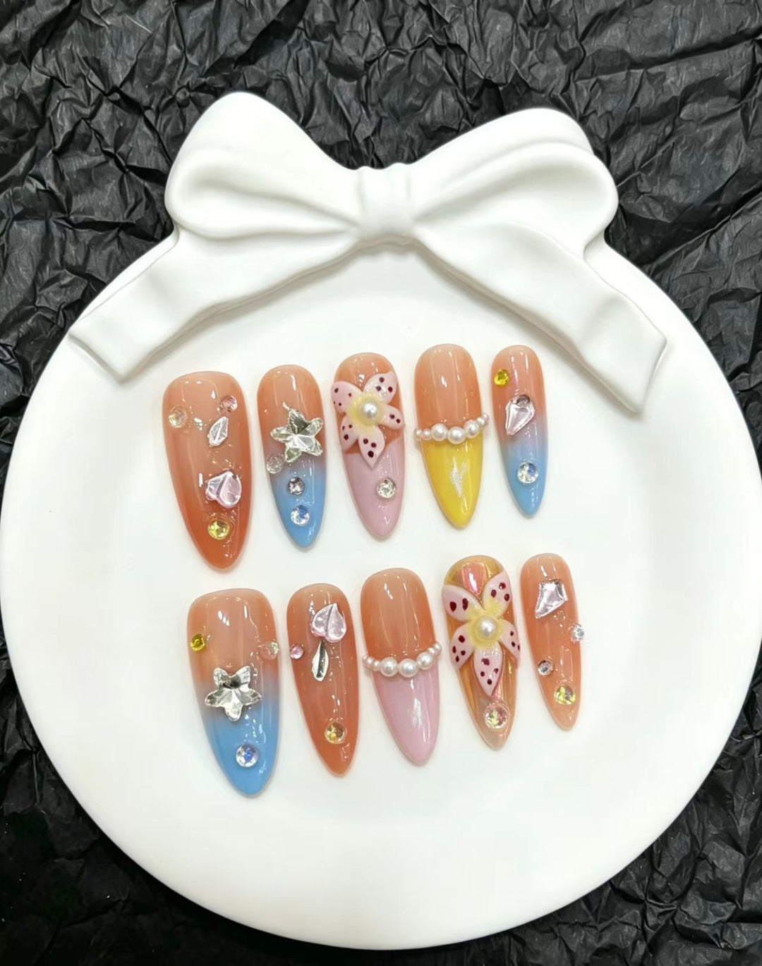 Künstlerische dekorative Press-On-Nagelkollektion