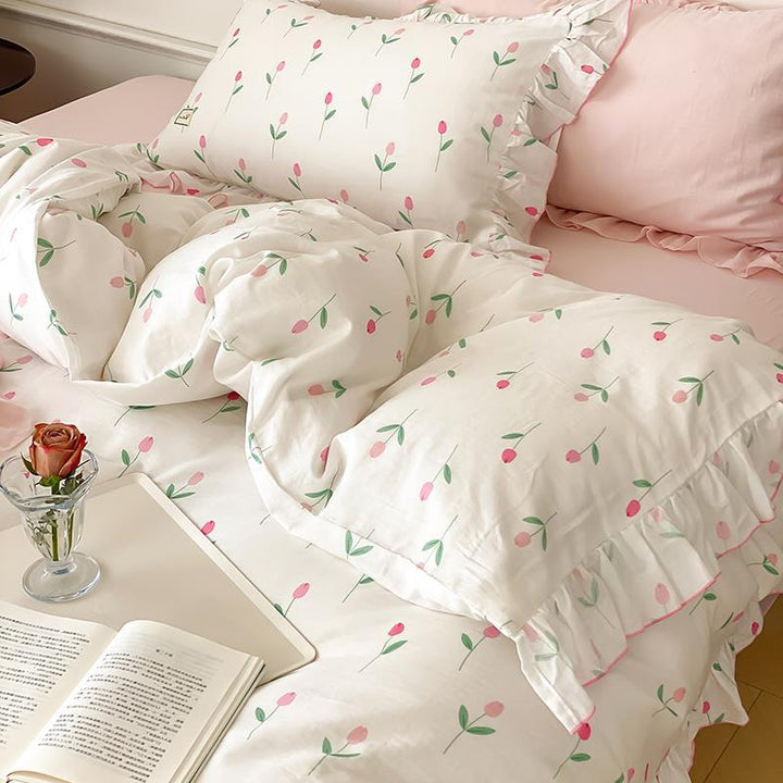 Baumwoll-Bettwäscheset mit zartem Blumenmuster und dekorativem Volant