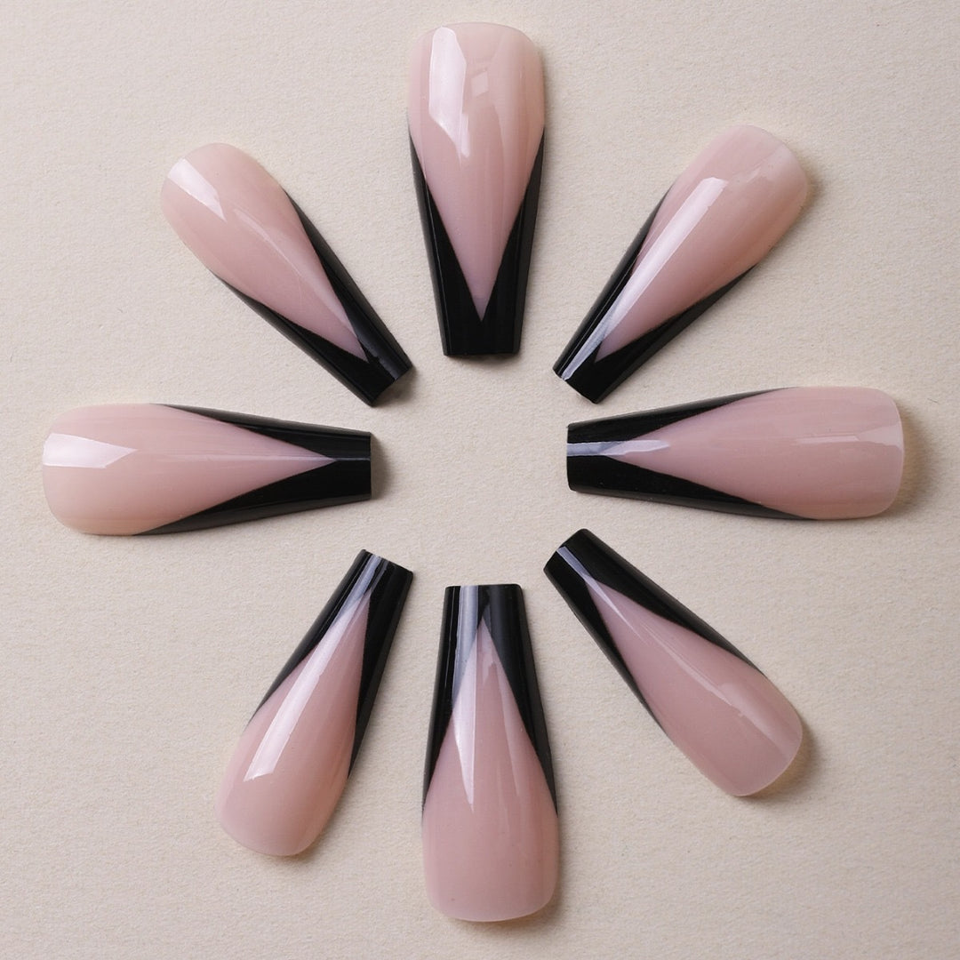 Kunstnagelset mit eleganten Spitzenakzenten Karnz