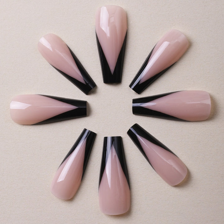 Kunstnagelset mit eleganten Spitzenakzenten Karnz