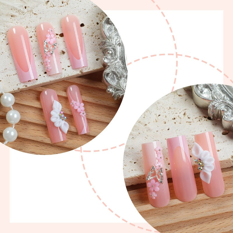 Kunstnagelset mit zarten floralen Akzenten Karnz