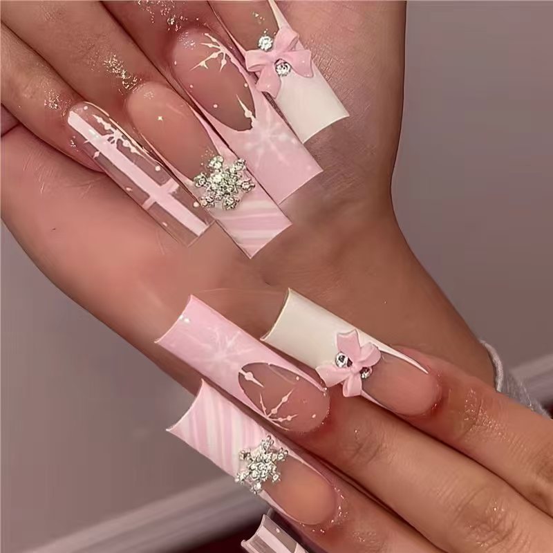 Elegante dekorative Nagelkunst-Verzierungen Karnz
