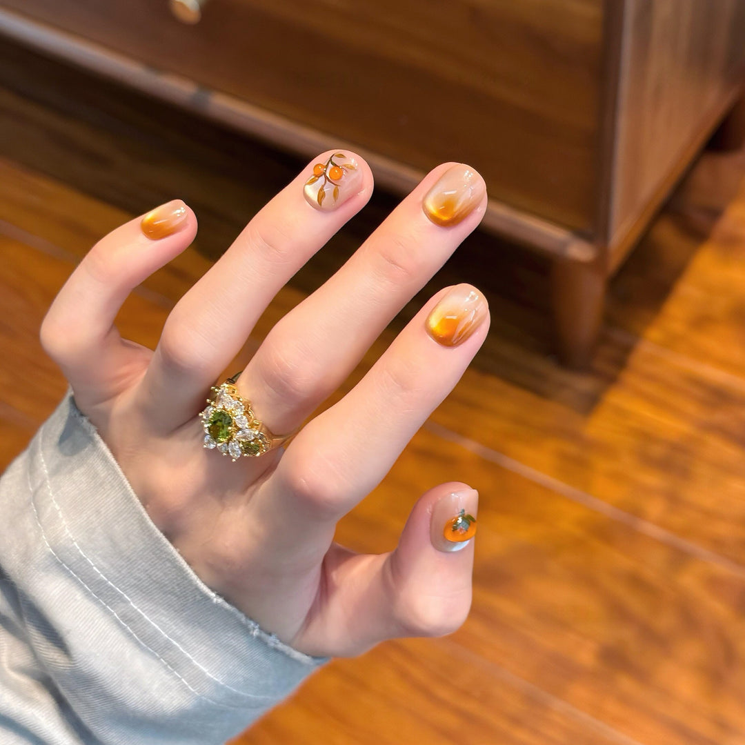 Kunstnägel Im Eleganten Ombre-Look mit Floralem Akzent Karnz